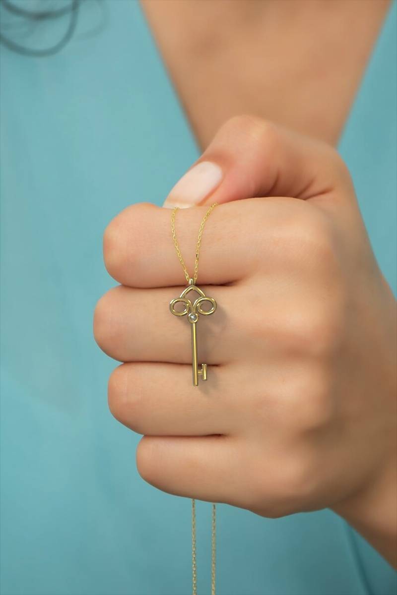 Timeless Secret – Gold-Plated Key Necklace with Sparkle